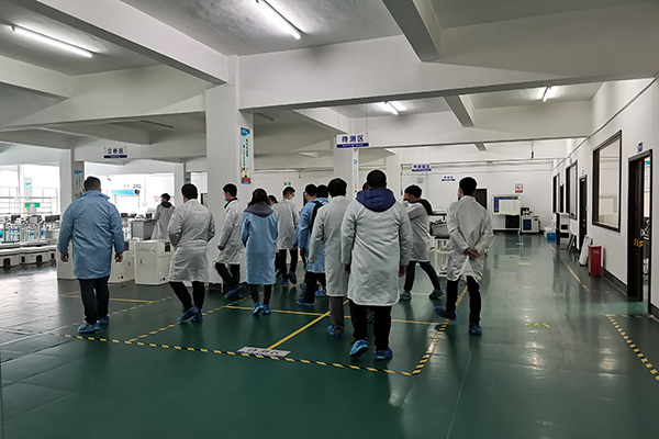 學(xué)員參觀創(chuàng)想車間 /cxyq/20200416112820-FkjfL1J_Aq3_7zOF2uAt2RsCfgmZ.jpg